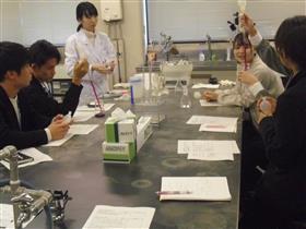 施設見学中の様子1
