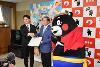 4月19日(金曜日)県と集英社との覚書締結式