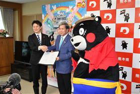 覚書締結後の中野編集長と蒲島知事の写真