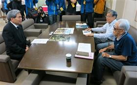 入所者自治会の志村会長(右手前)と太田副会長(右奥)との懇談の様子の画像