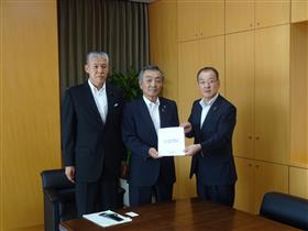 中央:松本内閣府特命担当大臣 要請活動の様子