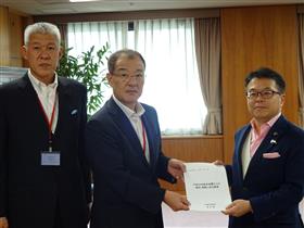 右:世耕経済産業大臣 要請活動の様子
