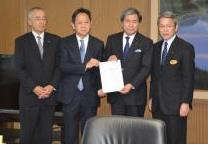 知事への手交 知事への手交