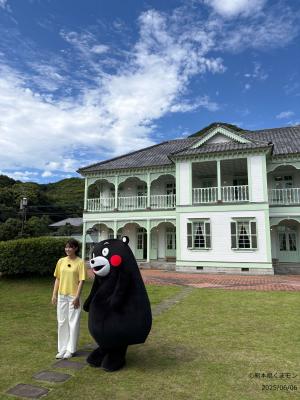 三角西港浦島屋前でのくまモンとアナウンサーの撮影の様子