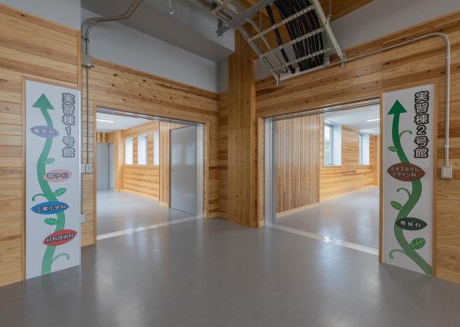 熊本工業高校（渡り廊下）（学生がデザインしたサイン）