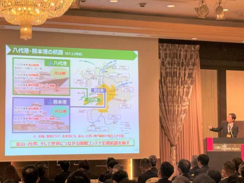 熊本県ポートセミナーでプレゼンテーションを行う木村知事