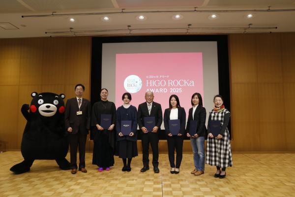 受賞者と知事、くまモンの集合写真