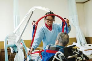 介護に従事するピリマさん(写真)