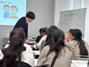 教えている様子