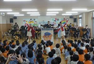 大津音楽幼稚園での演奏の写真