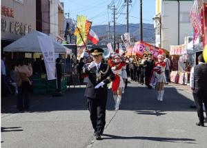 松橋初市での演奏の写真