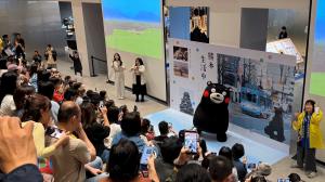 台湾台北市で実施した座談会で、くまモンがダンスを披露している写真です。