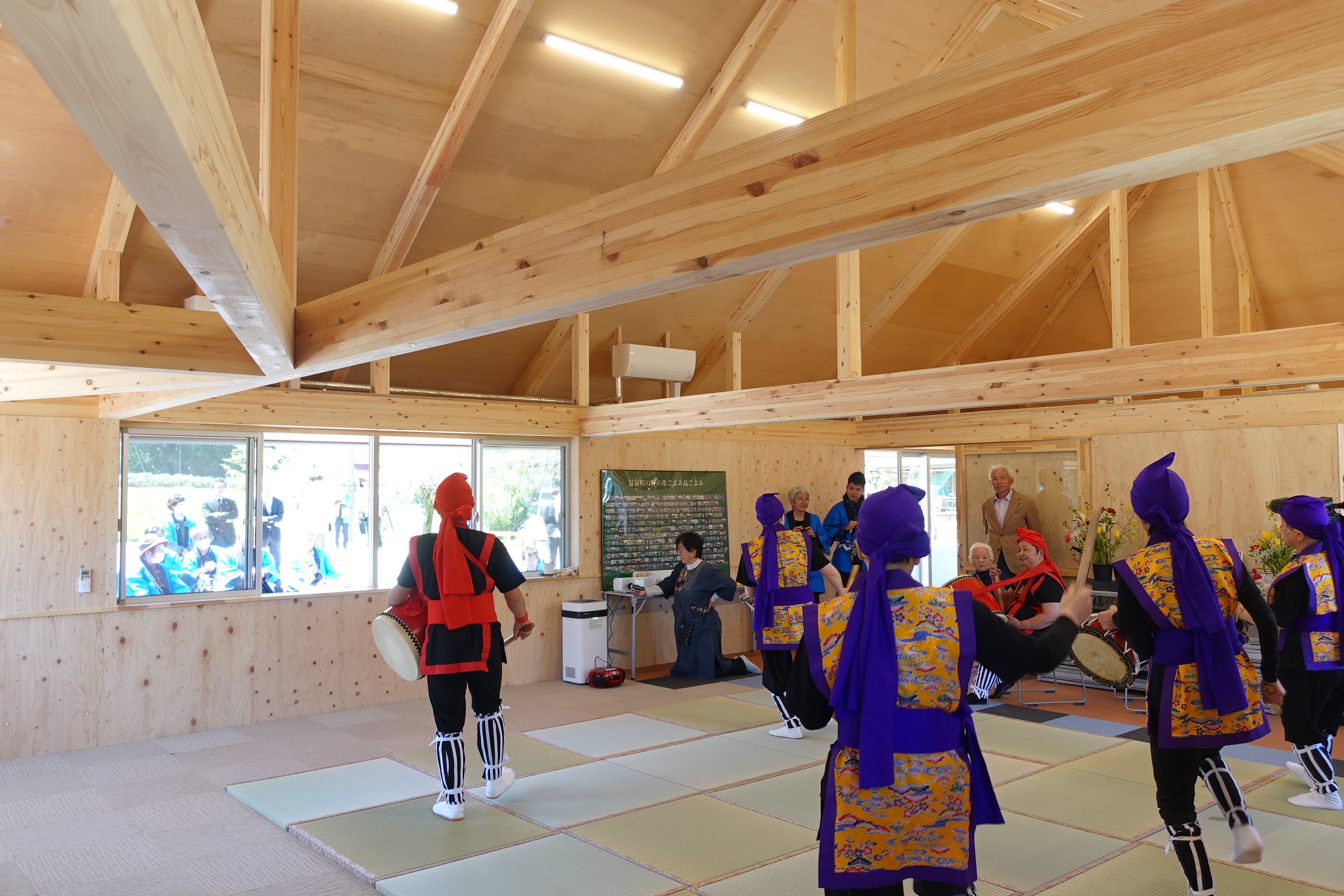 温泉町完成を祝う会での琉球太鼓披露