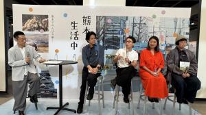 台湾・台北で実施した座談会の様子です。司会者1名とクリエイター4名が登壇しています。