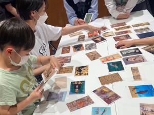 アートカードゲームをするかぞくの様子２