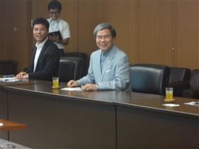 談笑する蒲島知事 談笑する蒲島知事