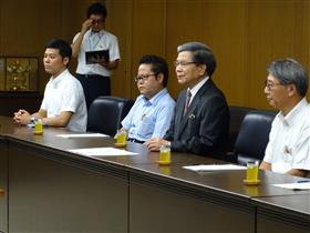 歓談する蒲島知事 歓談する蒲島知事