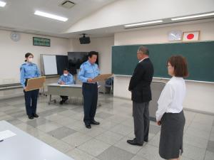 協議会委員へ感謝状を授与する状況