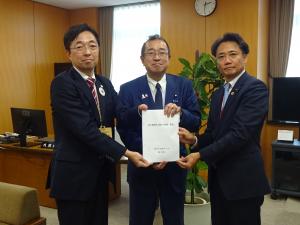 津島副大臣　手交