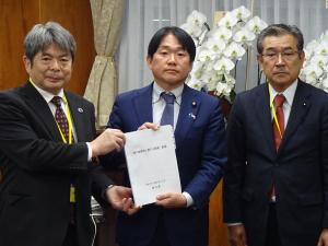 山下農水副大臣　手交