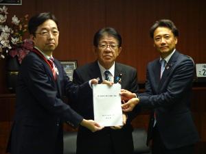 金子国土交通大臣　手交