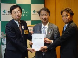 石原環境大臣　手交