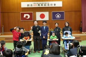 松橋支援学校の児童生徒と一緒に集合写真