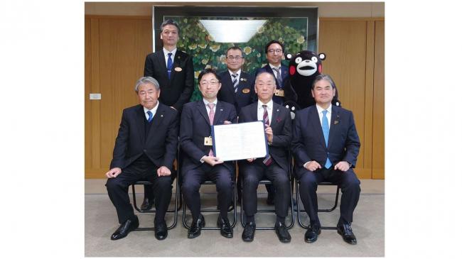 「熊本県建築物木材利用促進協定締結式」出席者集合写真