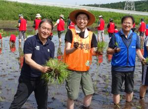 木村知事が田植えをしている写真