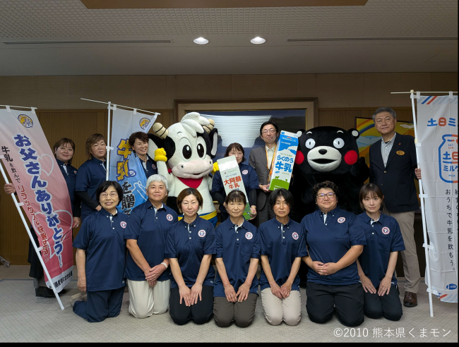 「ちちの日に牛乳（ちち）を贈ろう！」キャンペーンの一環で、熊本県酪農女性部協議会が知事表敬した際の集合写真