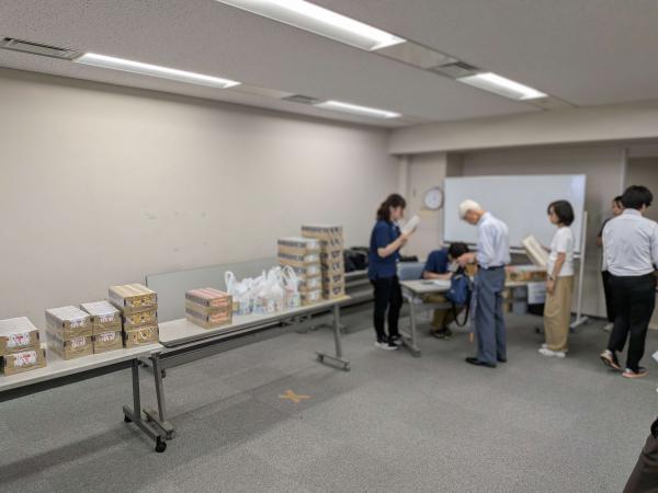 庁内でLL牛乳などを販売している様子