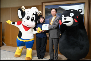 熊本県酪農女性部協議会真鍋かおり会長から牛乳の贈呈を受ける木村知事の写真
